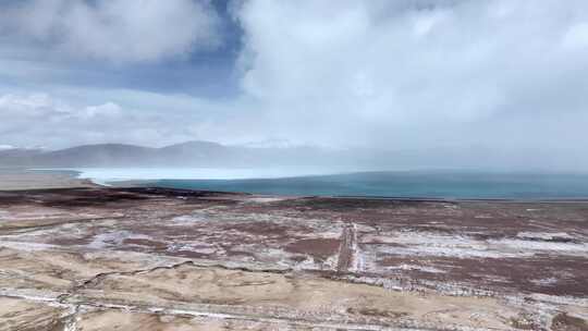 航拍新藏线上龙木错风景