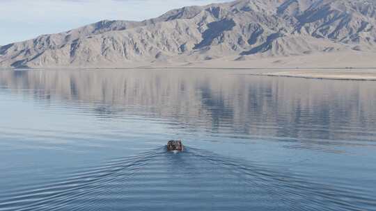 新疆冬日无人机航拍小船在赛里木湖行驶