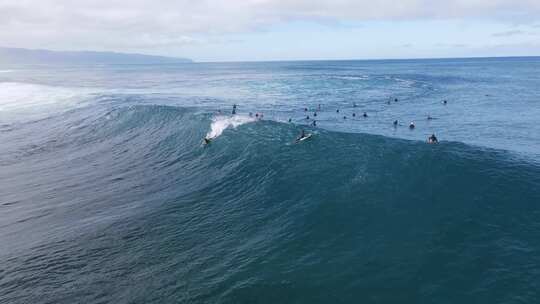 海上航拍冲浪的人群