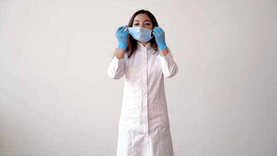 戴上医用口罩做OK手势的女医生视频素材模板下载