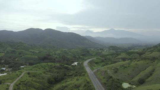 群山环抱的道路