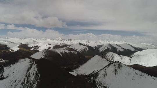 连绵雪山风景实拍视频视频素材模板下载