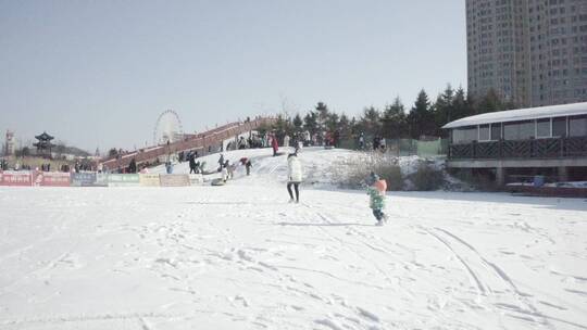 孩子们在雪地里互相追逐奔跑