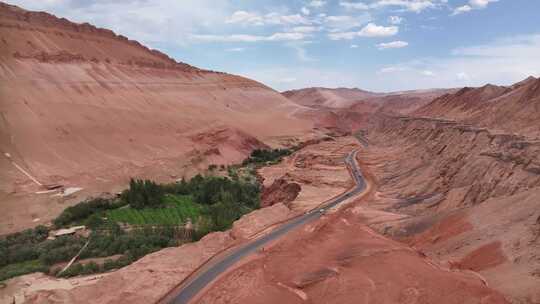 新疆吐鲁番火焰山木头沟河谷公路旅行风光