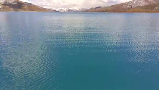 西藏羊湖水面航拍空镜