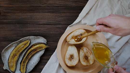 食用蜂蜜，涂抹在梨上面