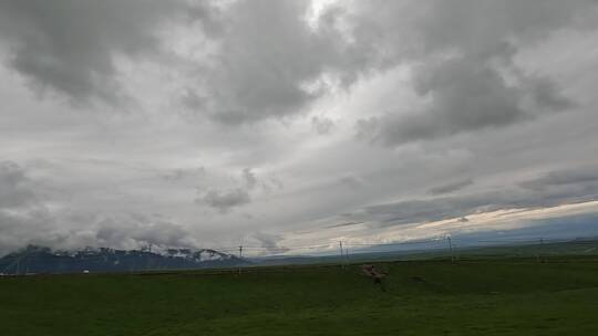 新疆草原天空行车风景视频素材
