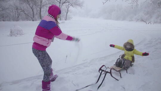 儿童在雪地玩雪