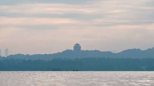 立冬早晨杭州西湖水面游船与雷峰塔水墨画