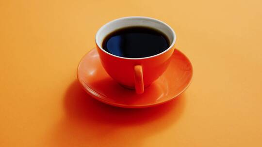 一杯黑咖啡在桌子上旋转