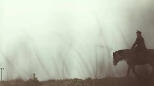 骑兵骑着马在迷雾中行走