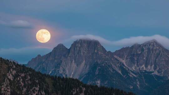 高原雪山与月亮升起中秋明月雪山超级月亮