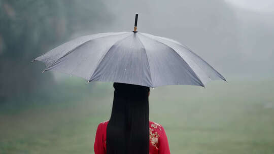 雨中人物背影