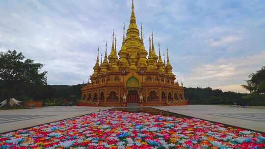 西双版纳勐泐大佛寺大金塔孔雀放飞景飘佛