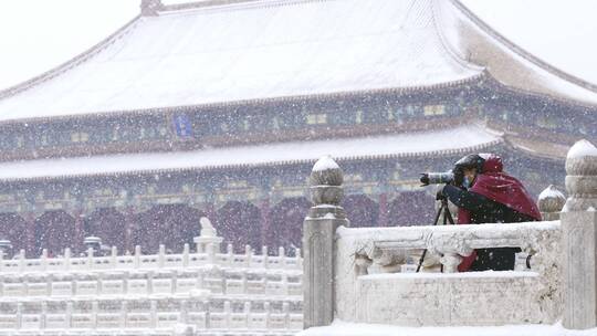 摄影师记录雪中的故宫