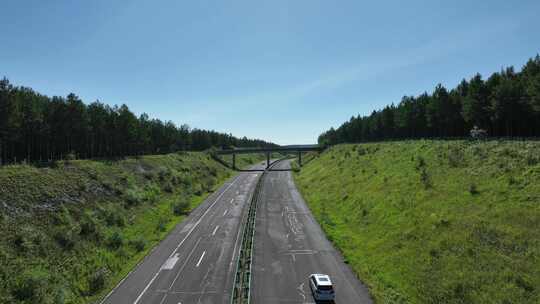 林区山区田野秋色公路道路汽车行驶