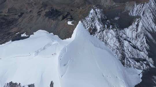 航拍四川甘孜那玛峰雪山之巅壮丽景色