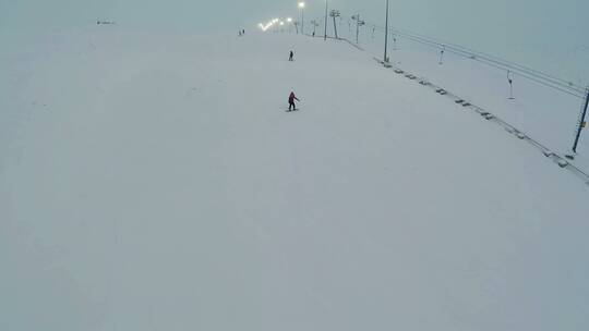 滑雪爱好者在户外滑雪场滑雪 