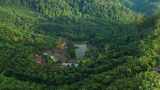 沙巴斗湖观景顶度假村的日落鸟瞰图高清在线视频素材下载