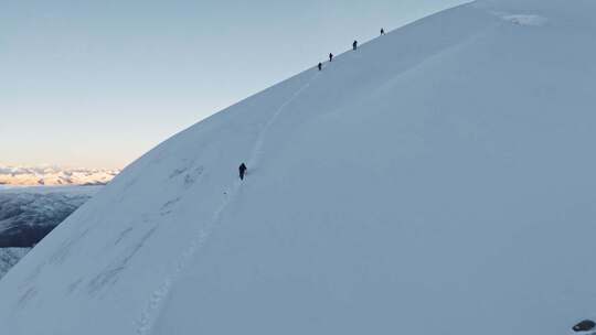 登山攀登雪山航拍