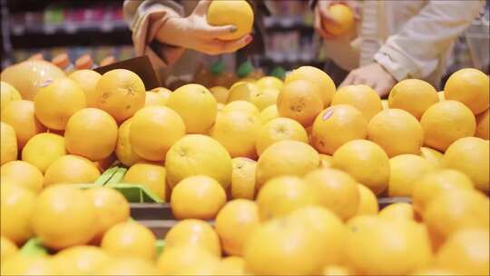 情侣在超市里挑选橙子柑橘视频素材模板下载