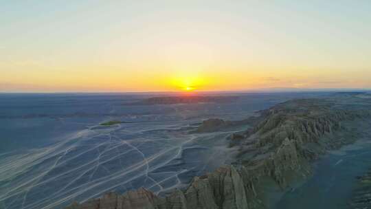 航拍夕阳下的新疆大海道戈壁雅丹风光