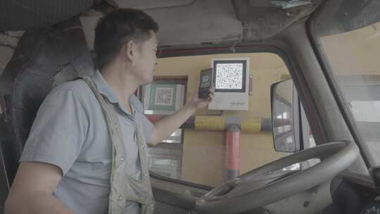 货车司机扫码交费通行费ETC高速视频素材模板下载