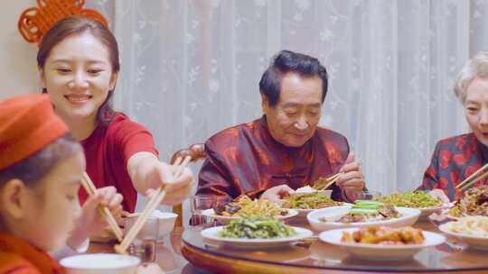 新年一家人开心的吃年夜饭团圆饭大团圆