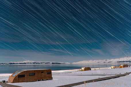 新疆赛里木湖冬日星空星轨延时摄影
