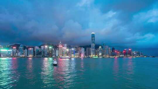 中国香港维多利亚港雨天日转夜延时夜景