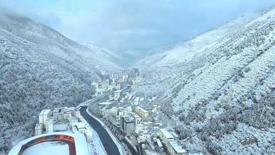 雪后小镇全景，银装素裹美如仙境