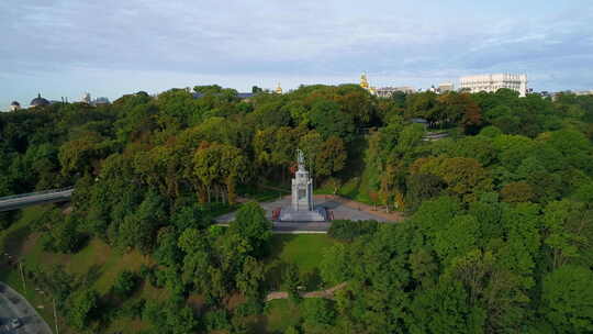 Volodymyr山上的Volodymyr Velykyi无人机鸟瞰纪念碑