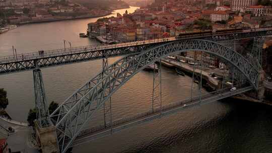 日落时波尔图大桥的鸟瞰图视频素材模板下载