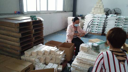 妇女整理大米包装盒