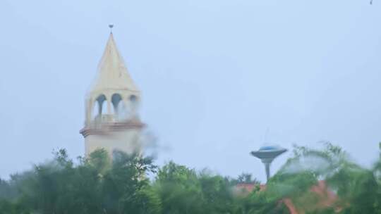 下雨天窗外流水雨滴打在窗上意境建筑