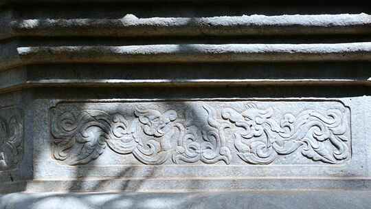 大理石古建筑上的竹影