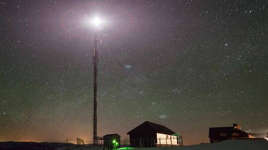 有通信塔的地方星空密布