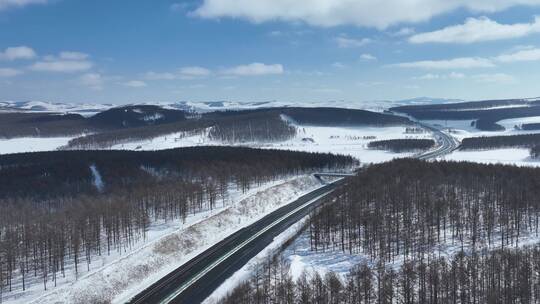 早春风雪穿越大兴安岭林区的高速公路