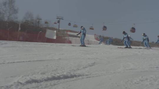 云顶滑雪场滑雪教练编队滑行