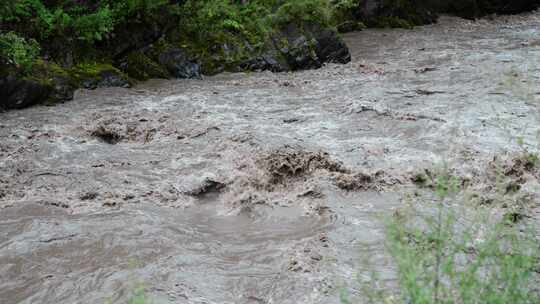 雨季山洪爆发河道洪水升格视频水流慢镜头