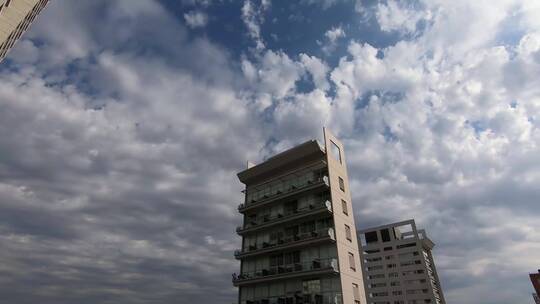 公寓上空的乌云延时摄影