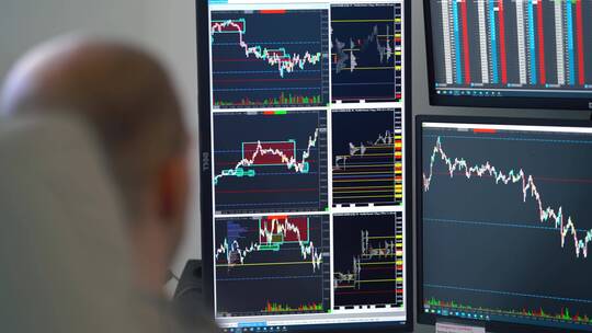 电脑屏幕上显示股票走势