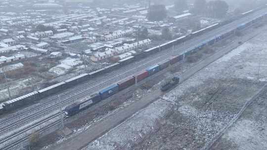 中欧班列行驶在风雪交加的车站