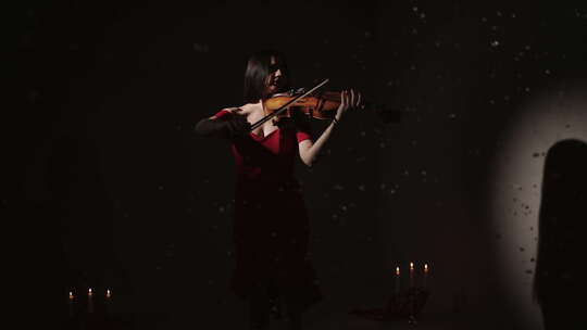 美丽女人的神秘肖像小提琴演奏浪漫歌曲模糊视频素材模板下载