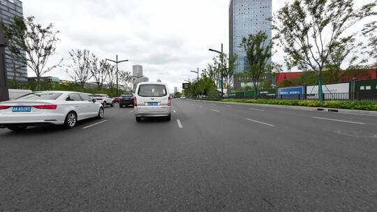 驾车开车乘车行驶在城市道路上第一视角