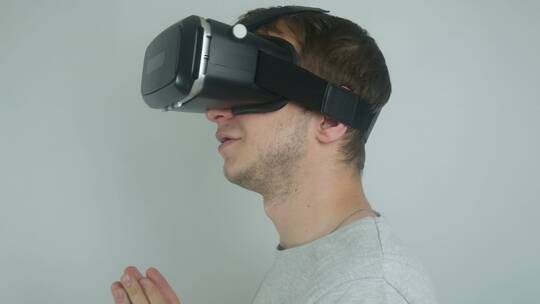 测试虚拟现实的现代头盔
