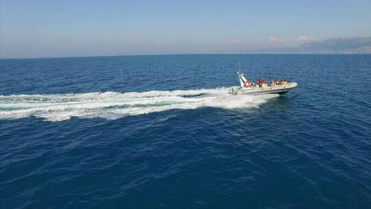 阿尔巴尼亚海洋上的快艇