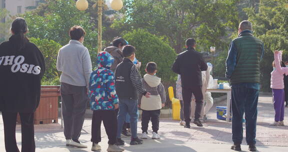 亚洲中国人城市居民排队做核酸做检查