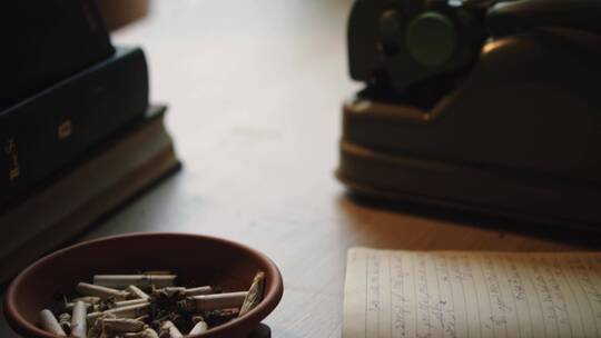 打字机和烟灰缸在桌子上 