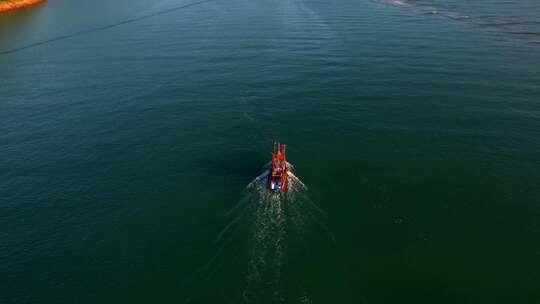 在胡湖面上航行的船视频素材模板下载